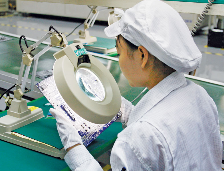 Foxconn là một 3 nhà sản xuất iPhone lớn nhất tại Trung Quốc và Ấn Độ đã đầu tư vào Việt Nam. Trong ảnh: Sản xuất tại nhà máy của Foxconn tại Hải Phòng.